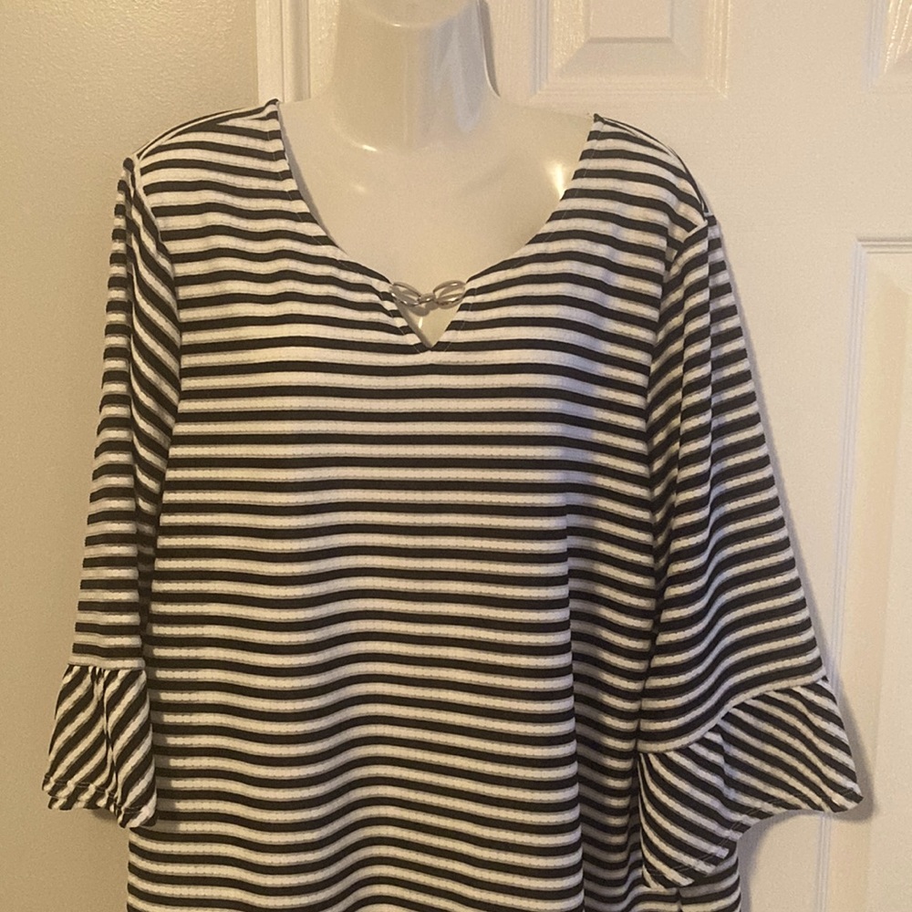 CF Daniels 2X women’s top black and white stripes polyester/spandex machine wash